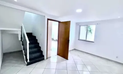 Casa em condomínio fechado com 2 quartos à venda na Rua Isis, Curicica, Rio de Janeiro, 110 m2 por R$ 369.000