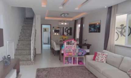 Casa em condomínio fechado com 4 quartos à venda na Rua Francisca Sales, Freguesia (Jacarepaguá), Rio de Janeiro, 209 m2 por R$ 880.000