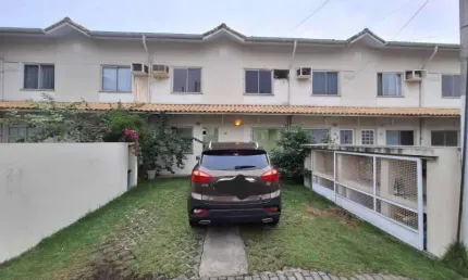 Casa em condomínio fechado com 3 quartos à venda na Rua Oswaldo Lussac, Taquara, Rio de Janeiro, 113 m2 por R$ 330.000