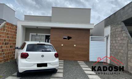 Casa de alto padrão em condomínio no Bairro Registro, Feira de Santana-BA: 2 quartos, 2 suítes, 1 sala, 2 banheiros, 2 vagas, 130m².