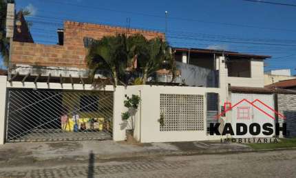 Casa à venda no Aviário, Feira de Santana-BA: 3 quartos, 1 suíte, 1 sala, 2 banheiros e 1 vaga de garagem. Venha conferir!