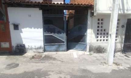 Casa à venda em Feira de Santana-BA, bairro Calumbi! 2 quartos, 1 sala, 1 banheiro, 1 vaga de garagem, 100m²! Venha conferir!