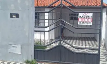 Casa para locação em Feira de Santana-BA, Bairro Brasília: 2 quartos, 1 sala, 1 banheiro, 2 vagas de garagem, 80m² de área.
