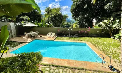 Casa de condomínio térrea para venda possui 380 metros quadrados com 5 quartos