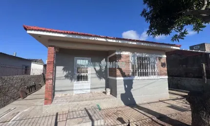 Casa de 3 dormitórios sendo 1 suite  em cachoeirinha em excelente localização na parada 56.