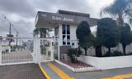Casa com 2 dormitórios, sala de estar e jantar integrada, cozinha e 1 banheiro no condomínio São João em Canoas. Vaga de garagem para 2 carros, amplo pátio nos fundos, área de serviço, piso cerâmico. 