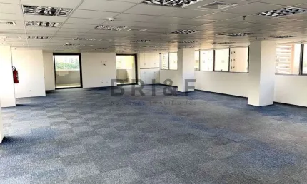 Conjunto Comercial para venda na Chacara Santo Antonio. Laje inteira.