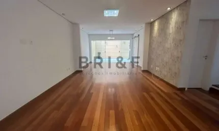 Linda casa em condomínio fechado, 3 suítes, escritório, sala com lareira, quintal e churrasqueira