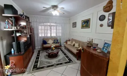 Maravilhosa casa térrea com dois dormitórios sendo uma suíte e duas vagas cobertas