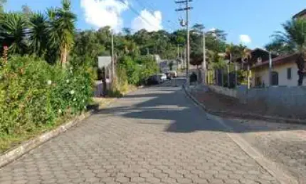 'oportunidade única! terreno em declive com vista deslumbrante e infraestrutura completa em condomínio de chácaras com portaria 24 horas'