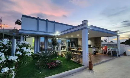 Casa de alto padrão com 4 suítes em conjunto residencial com controle de acesso