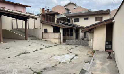 Casa com um dormitório, sala, cozinha, banheiro, churrasqueira e canil com vários boxes