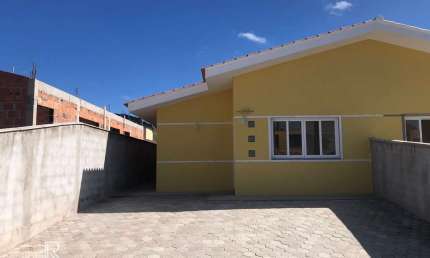 Casa térrea de condominio com 3 dormitórios sendo uma suite, duas vagas e quintal - A VENDA!!!