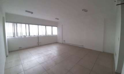 Sala Comercial à Venda em Lauro de Freitas-BA, Buraquinho: 4 Salas, 4 Banheiros, 4 Vagas, 140m² de Área