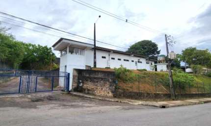 Galpão comercial de alto padrão para locação em Salvador-BA, bairro Pirajá: 3 salas, 6 banheiros, 15 vagas de garagem, 450m².