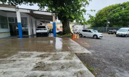 Aluguel de Loja Comercial com 6 salas, 4 banheiros e 50 vagas de garagem em Pernambués, Salvador-BA!