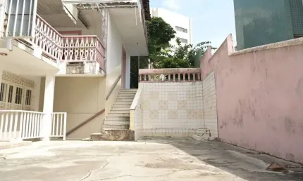Imóvel na Pituba: casa à venda em Salvador-BA com 8 quartos, 3 suítes, 2 salas, 5 banheiros, 3 vagas e 670m² de área.