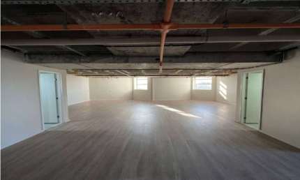 Sala Comercial à Venda em Salvador-BA, Bairro Caminho das Árvores - 6 salas, 4 banheiros, 6 vagas, 205,16m².