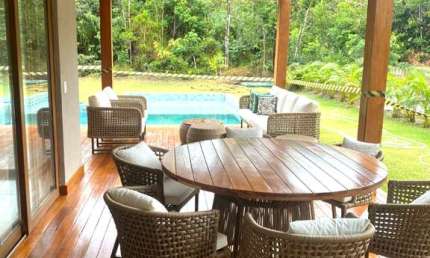 Luxuosa Casa em Condomínio à Venda em Praia do Forte-BA  6 Quartos, 6 Suítes, 2 Salas, 7 Banheiros, 3 Vagas de Garagem  474,00 m²