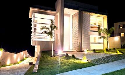 Casa de luxo em condomínio à venda em Camaçari-BA, bairro Abrantes! 7 quartos, 7 suítes, 2 salas, 9 banheiros, 4 vagas, 480m².