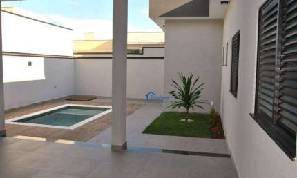 Casa Terrea com piscina e jardim em condominio fechado