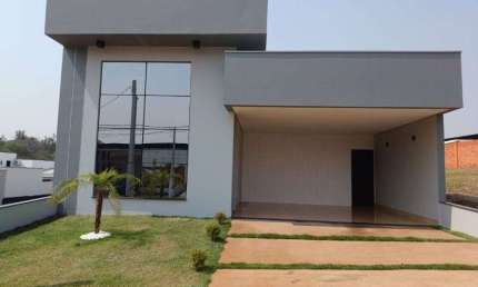 Casa Recém Construída, dentro do Condomínio pra quem busca tranquilidade e conforto.