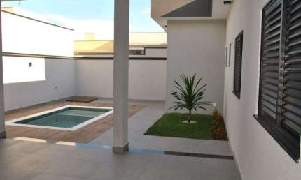 Casa Terrea com piscina e jardim em condominio fechado
