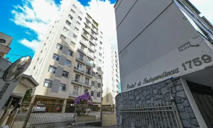 Apartamento totalmente reformado, com 2 quartos e 1 vaga de garagem