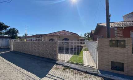 Muito boa Casa Tapera em centro de terreno ,  Excelente localização  Só r$ 499.