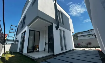 2 Suítes Casa Nova em Lot. Planejado só 799.900, Financiável