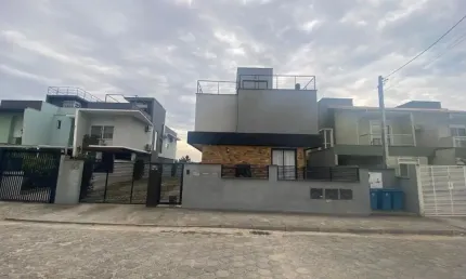 Condomínio fechado com pátio privativo 175 mt rua sem saída.