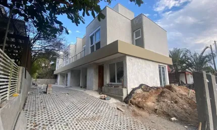 Casa Geminada em Condomínio Fechado com Pátio Privativo