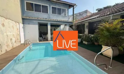 Casa com 4 quartos, suíte, piscina e 4 vagas de garagem  à venda  por 204 m² por R$ 850.000 - Piratininga - Niterói/RJ