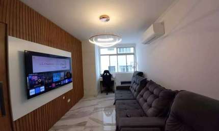 Apartamento com 2 dormitórios, 2 wc, cozinha, lavanderia, piso porcelanato, na quadra da Praia do Itararé.