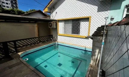 Casa com piscina, no Bairro da Aparecida - Santos/SP