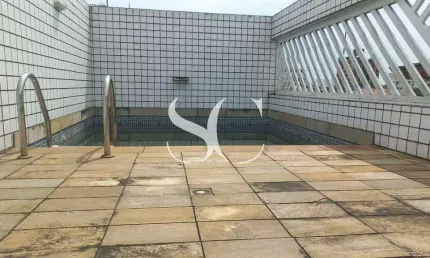 Vende-se Casa Triplex no Bairro de Embaré em Santos.