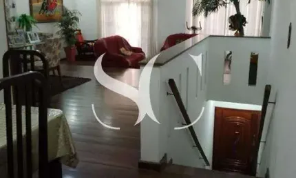 Vende-se casa sobreposta Alta de 03 dormitórios sendo 01 suíte no bairro de Embaré em Santos-SP