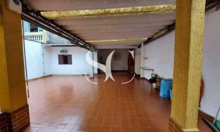 Vende-se sobrado de 03 dormitórios sendo 01 suíte no bairro de Centro em São Vicente