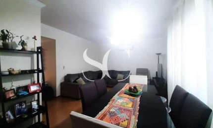Vende-se sobrado em Condomínio, com 03 dormitórios sendo uma suíte no bairro de Marapé em Santos.