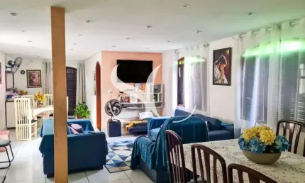 Vende-se casa de 02 dormitórios com churrasqueira e piscina no bairro de Aparecida em Santos.