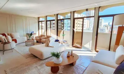 Vende-se apartamento de 04 dormitórios sendo 03 suítes no bairro de Boqueirão em Santos