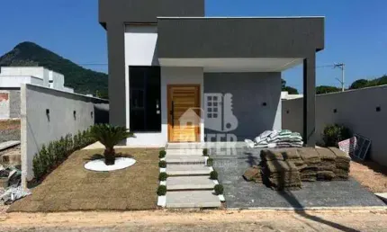 Casa Linear com 3 Quartos (1 Suíte), Pé Direito Duplo e Quintal – Condomínio com Lazer em Maricá