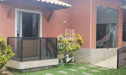 Casa térrea com 2 quartos (1 suíte), quintal amplo com pomar – arquitetura moderna e muito estilo!