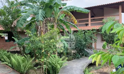 Casa Linear com 2 Residências no Terreno – 525m², Área Gourmet, Árvores Frutíferas – Bambui/Maricá