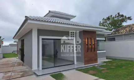 Casa linear à venda em itaipuaçu jardim atlântico leste 480m² de terreno 132,23m² de área construída  3 quartos 2 suítes piscina com cascata