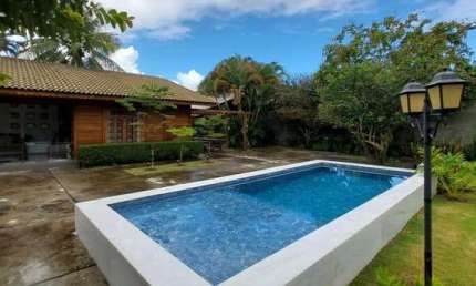 LINDA CASA TÉRREA EM LOTE 1.000M2 | PISCINA | COND BEIRA RIO
