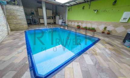 Sobrado próximo ao Shopping em Suzano/SP; 3 quartos (1 suíte com closet); 2 vagas; piscina