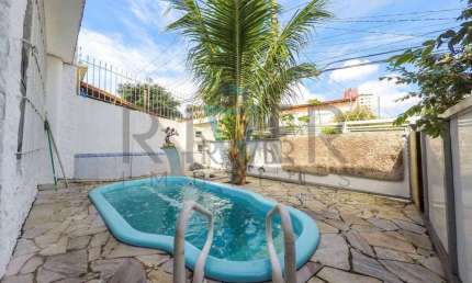 Casa térrea com piscina no Centro de Poá/SP; 3 quartos (1 suíte); 3 vagas