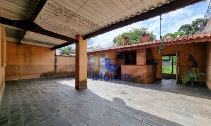 Casa comercial térrea no Centro de Itaquaquecetuba/SP; 3 quartos; 4 vagas; amplo quintal