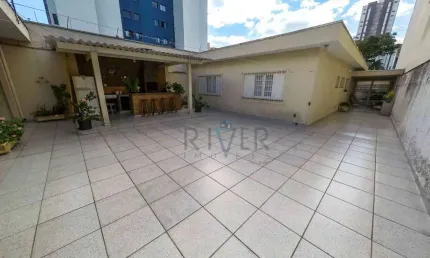 Casa térrea com salão comercial no Centro de Suzano/SP; diversos cômodos e amplo quintal